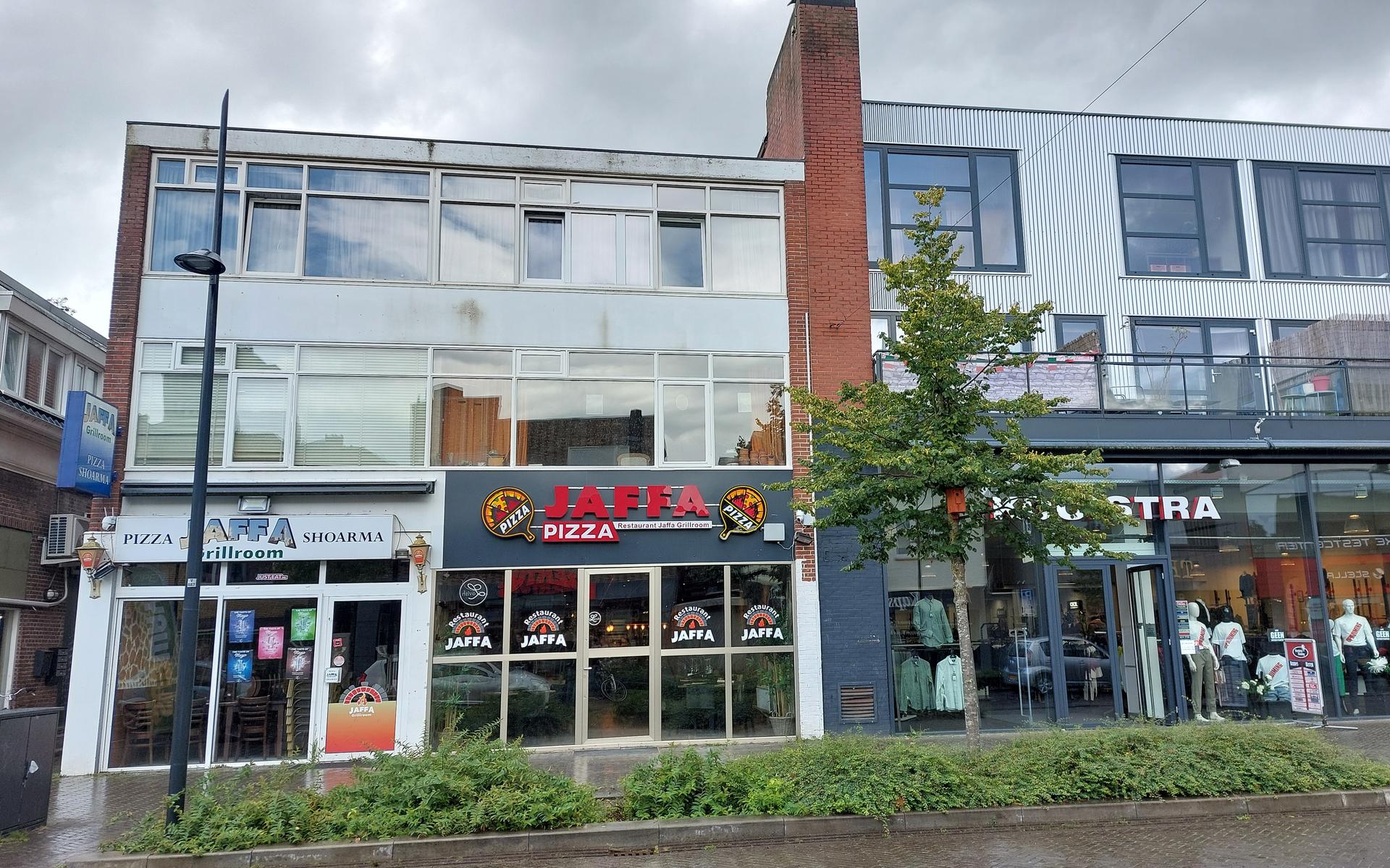 Bij deze grillroom in Emmen sloeg de verdachte twee keer toe.