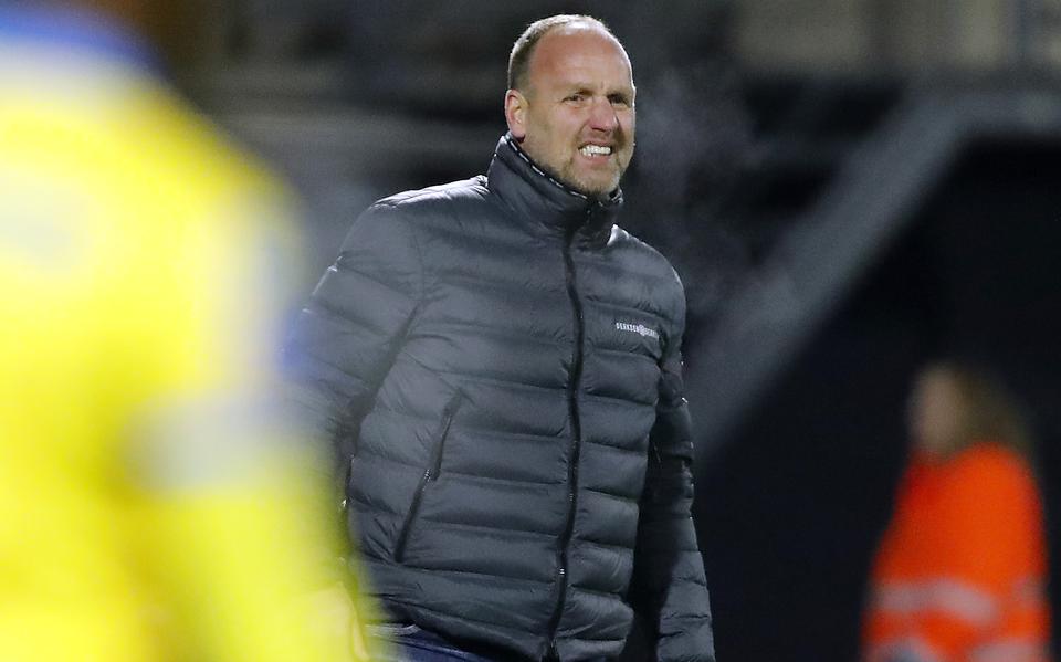 Trainer Dick Lukkien van FC Emmen verbijt zich tijdens de uiteindelijk met 2-0 verloren wedstrijd bij en tegen het RKC Waalwijk van Joseph Oosting.