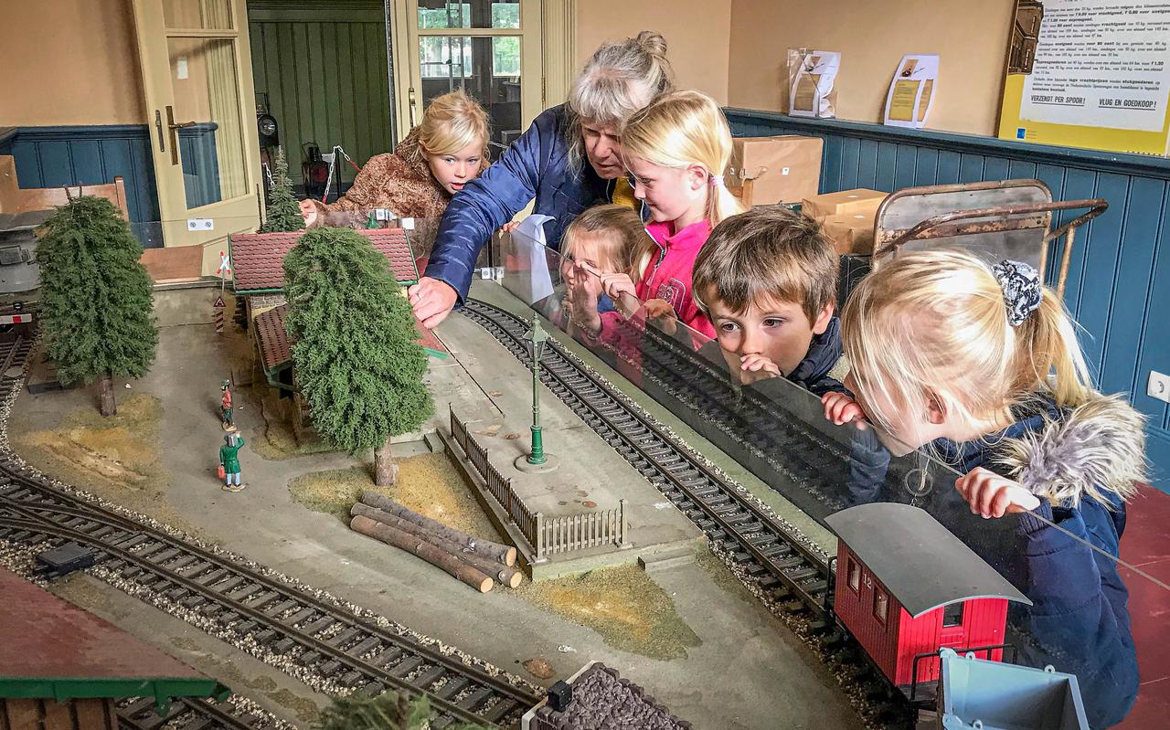 Janny Heller met haar kleinkinderen Joëlle, Elisa, Annelinn, Rosalie en Matthias in het Noord-Nederlands Trein & Tram Museum in Zuidbroek.