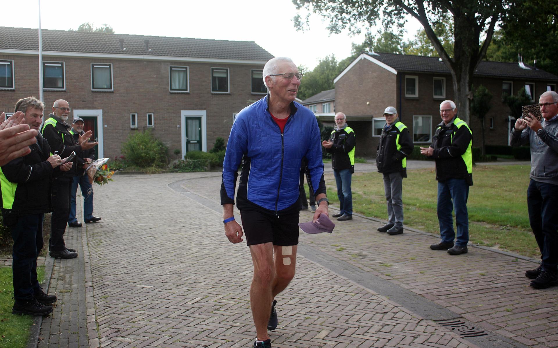 Atleet Gerrit Lahuis (70) uit Aalden doorbreekt de magische grens van 100.000 kilometer.