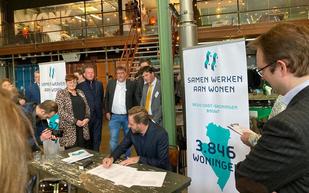 Minister Hugo de Jonge ondertekende woensdag samen met regionale bestuurders 'woondeals' voor drie Gronings-Drentse regio's, om te beginnen (foto) Oost-Groningen.