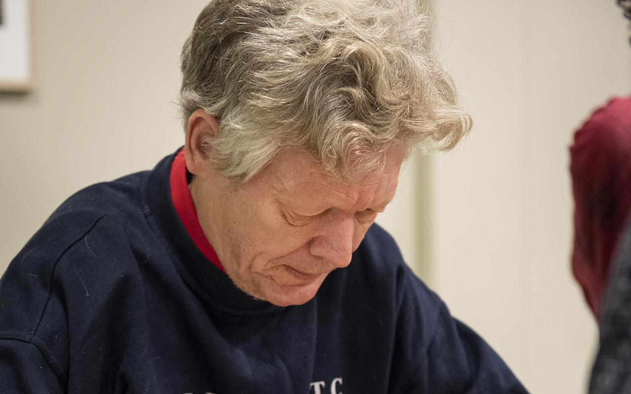 Hans Jansen (66) was namens Hijken DTC ouderwets op dreef in de damtopper tegen Wageningen.  FOTO JASPAR MOULIJN