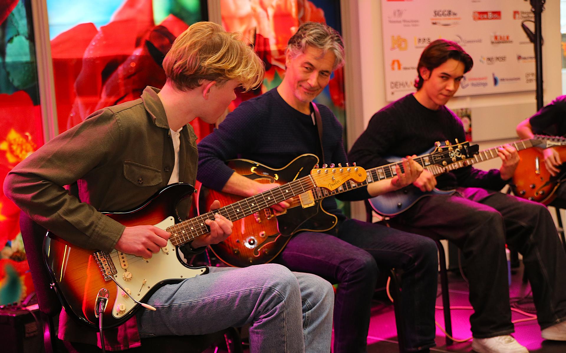 Proeven uit de culturele snoepwinkel tijdens open dag De Klinker. 'Maar