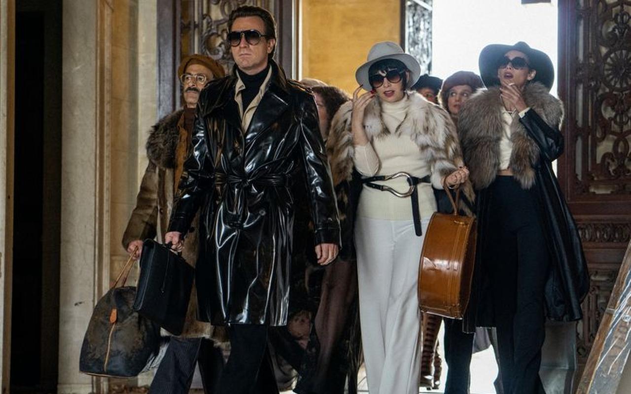 Ewan McGregor speelt de flamboyante modeontwerper Halston in de gelijknamige serie. Ewan McGregor speelt de flamboyante modeontwerper Halston in de gelijknamige serie.