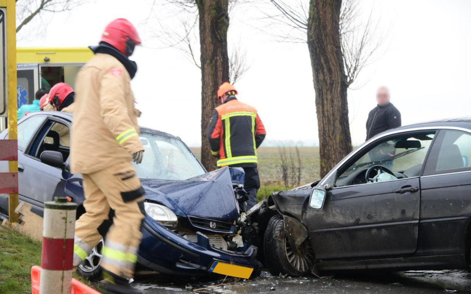 Botsing tussen twee auto's bij Uithuizermeeden: traumahelikopter ter plaatse - Dagblad van het Noord