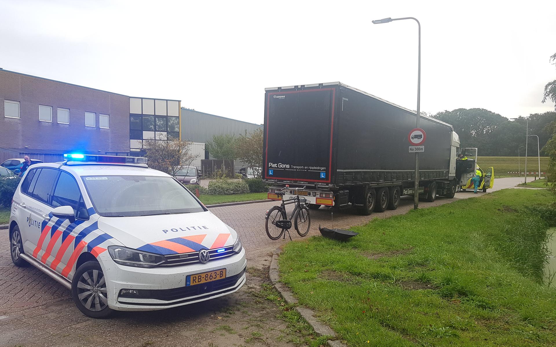 Fietser Ziet Stilstaande Vrachtwagen Niet Vanwege Paraplu En Knalt Er 