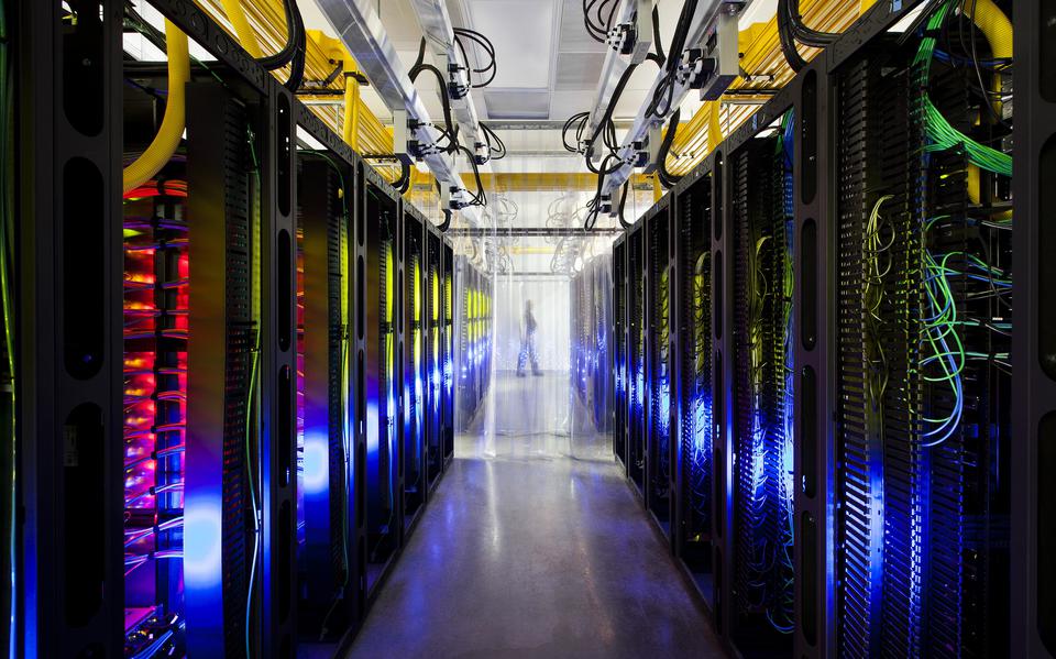 Datacenters zoals deze van Google zijn cruciaal voor internetgebruikers, maar ook omstreden doordat ze veel stroom, water en ruimte vragen.   
