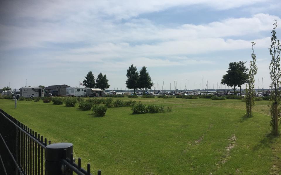Bij de jachthaven in Midwolda aan het Oldambtmeer is nu plaats voor 25 campers. Jachthaven exploitant Thijs Huisman heeft flink geïnvesteerd.