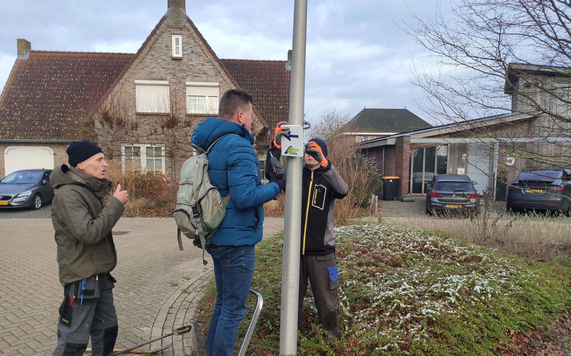 Nieuwe bordjes 4Mijl-route geplaatst in Kloosterveen. Later ook elders in Assen