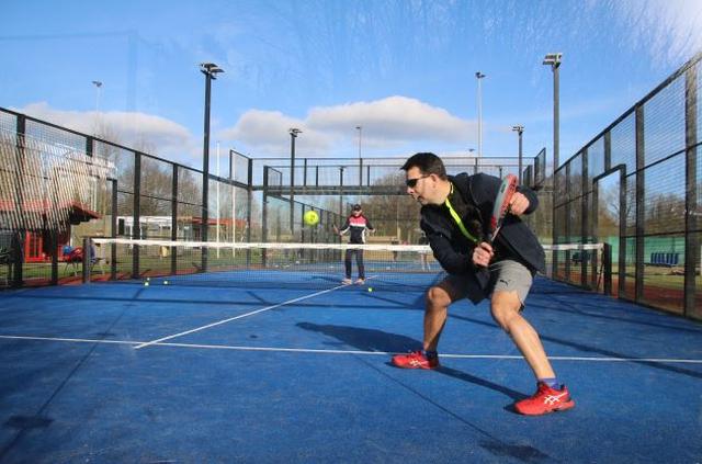 Groen licht voor extra padelbanen in Veendam. Omwonenden opnieuw in bezwaar. ‘Een geluidswal kan dat