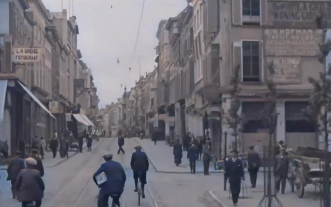 Drukte in de Herestraat in Groningen in 1919 van Emiel Verwijst. Drukte in de Herestraat in Groningen in 1919 van Emiel Verwijst.
