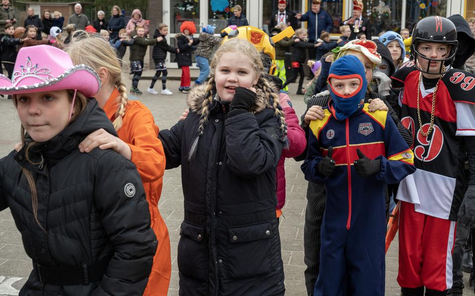 Leerlingen van de Sint Gerardusschool in Barger-Oosterveld trapten vrijdagmiddag het carnavalsweekeinde af met een fikse polonaise.