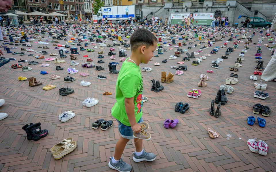 Demonstraties tegen de oorlog in Gaza zijn er vaker, zoals vorige zomer op de Grote Markt in Groningen waar duizenden schoentjes symbool stonden voor de vermoorde kinderen in Gaza.