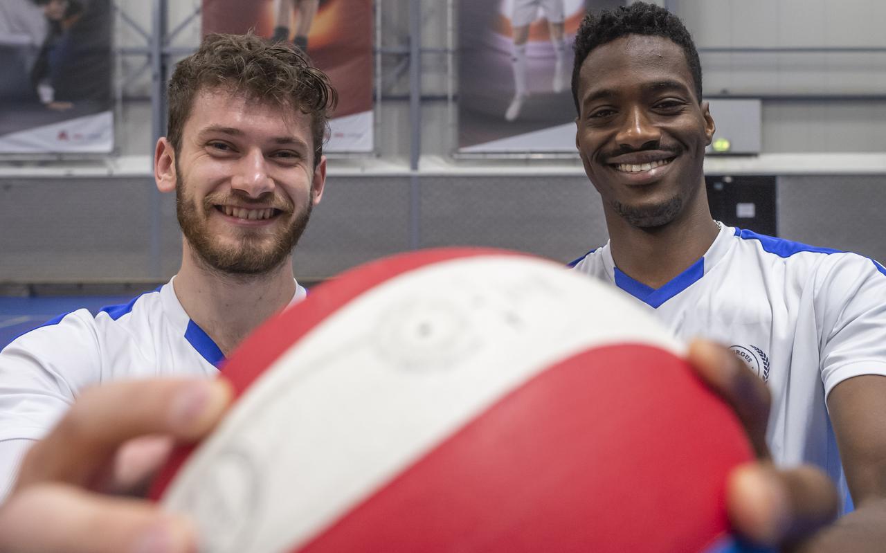De Canadese volleyballers Luke Herr en Jerome Cross (rechts) zijn altijd op zoek naar een nieuwe uitdaging.