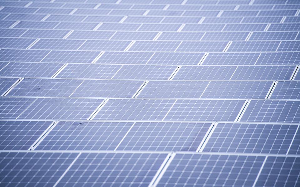 Twaalf ondernemers in Grootegast willen hun daken volleggen met zonnepanelen. 