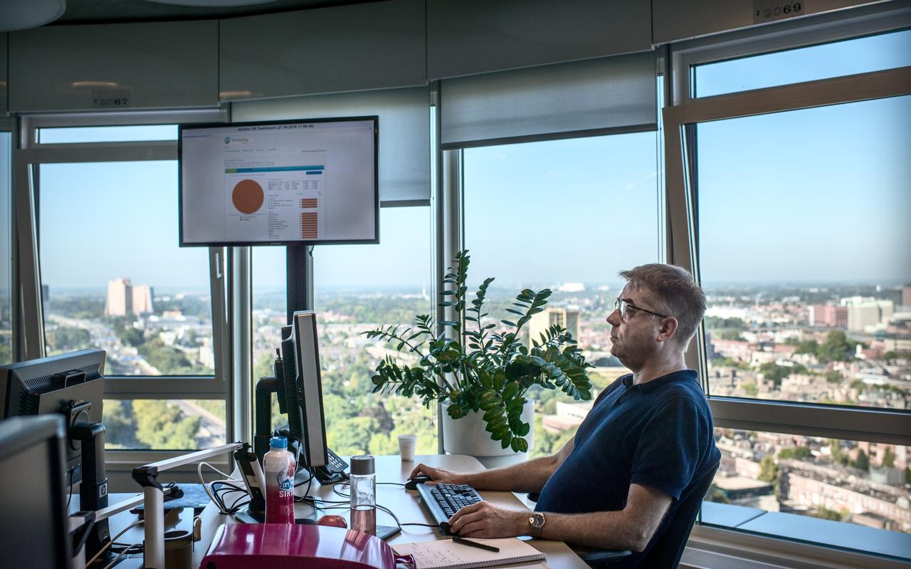 Een medewerker van DUO in Groningen. Bij veel overheidsorganisaties in het Noorden wordt weinig verwacht van ict bij de energietransitie. Een medewerker van DUO in Groningen. Bij veel overheidsorganisaties in het Noorden wordt weinig verwacht van ict bij de energietransitie.