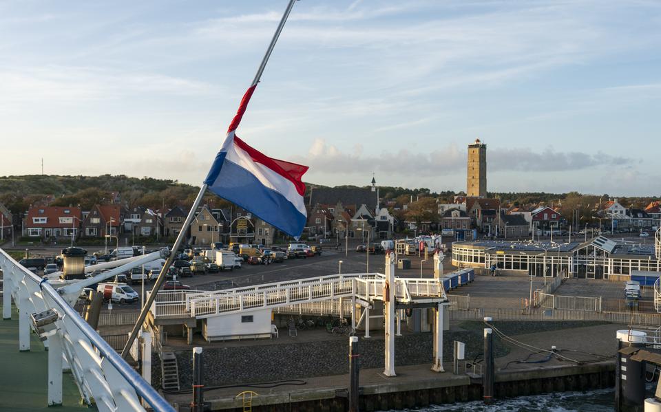 De vlag halfstok op de veerboot van Terschelling naar Harlingen.