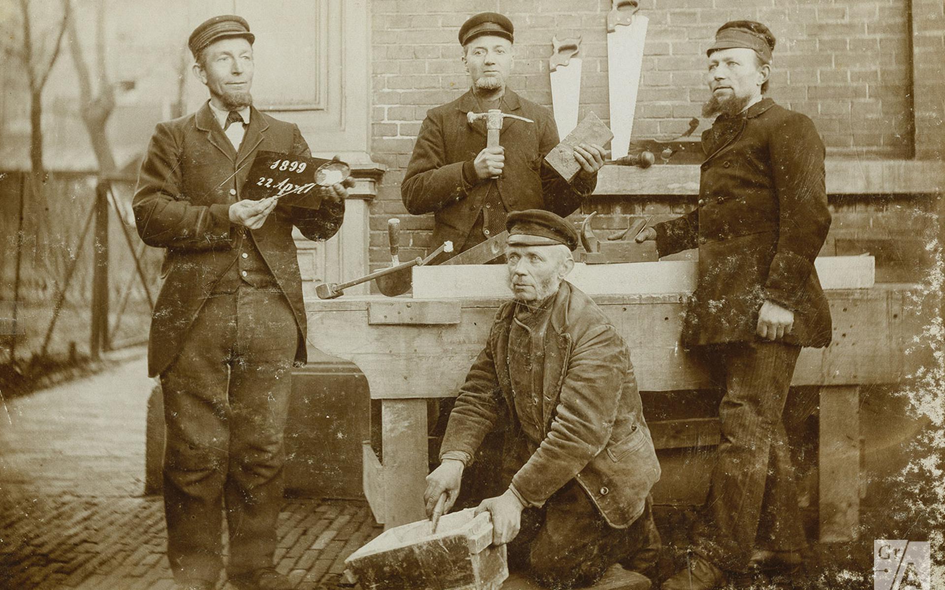 Ambachtslieden poseren voor een vriend, Broerstraat, 1899.