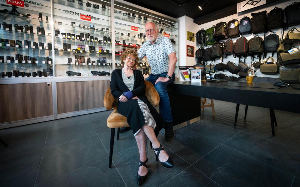 Arnold en Marja Baron in hun fotozaak, die ze in 40 jaar opbouwden tot een begrip in Assen.