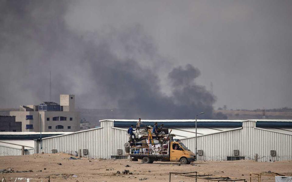 Beeld van rook door verwoestingen in Rafah op dinsdagmorgen 28 mei.