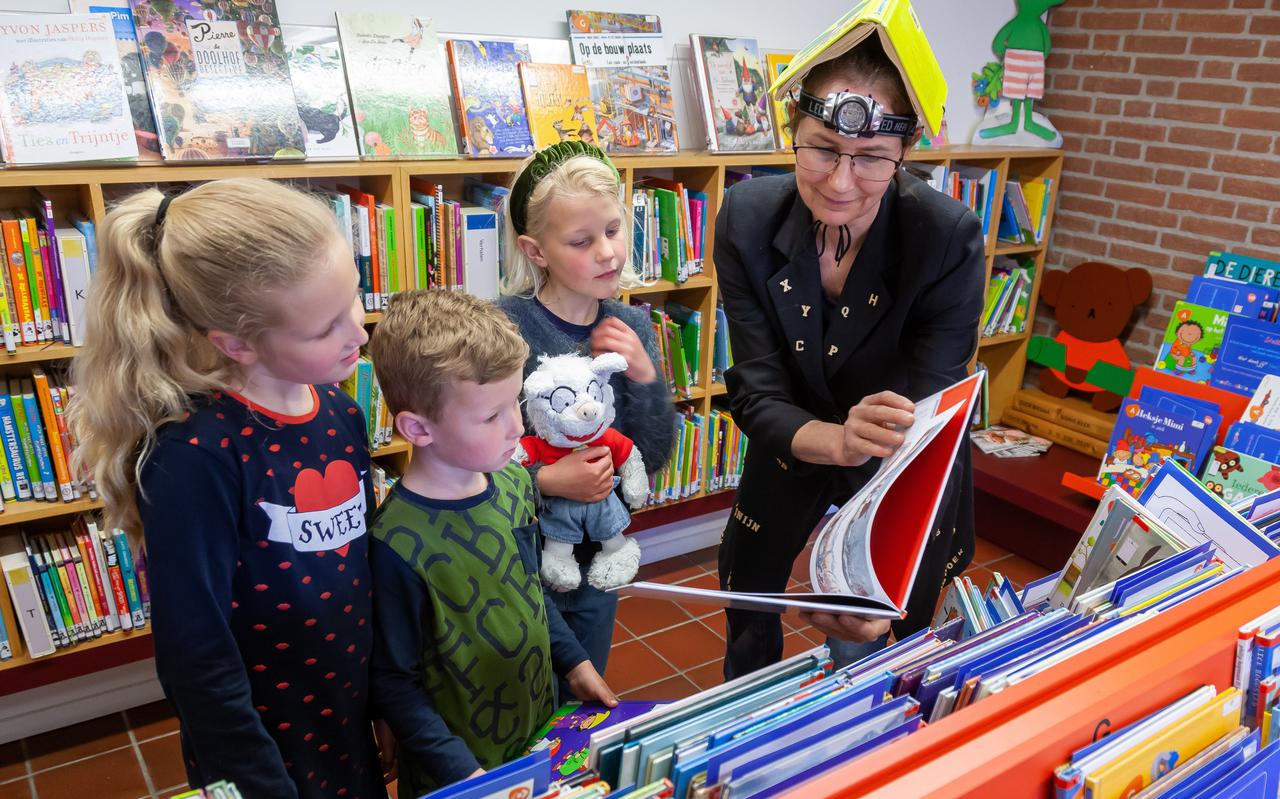 Stella Leenders alias de Boekenzoeker (standaard met boek op haar hoofd) weet kinderen aan het lezen te krijgen.