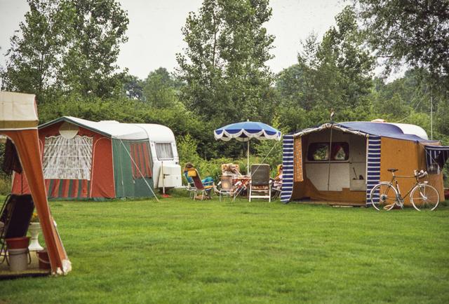 Rood met groen en oranje, of een gele met blauwe voortent? Sleurhutten in 1978 Camping Stadspark Gro