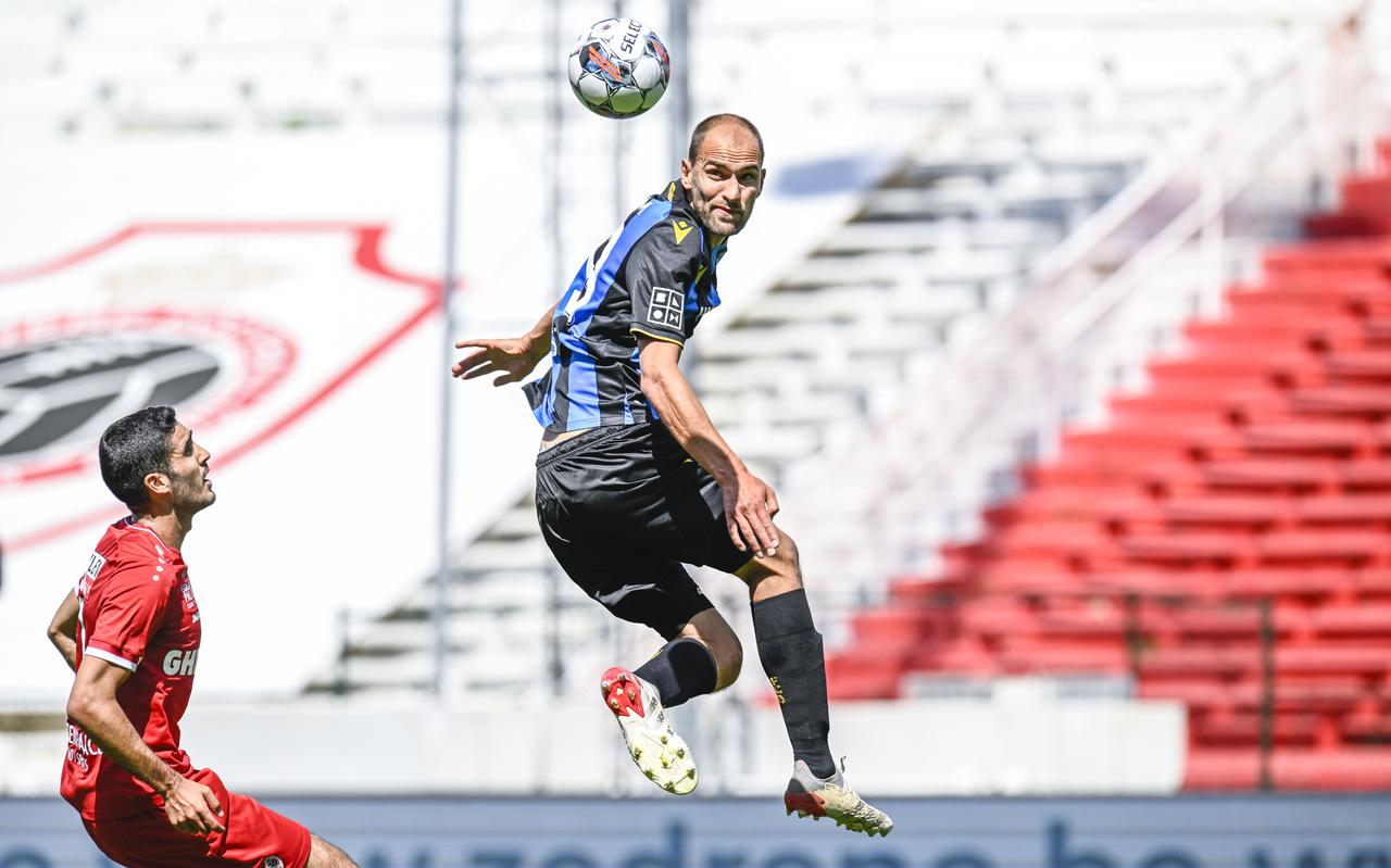 Bas Dost namens Club Brugge in duel met Dinis Almeida van Royal Antwerp. Bas Dost namens Club Brugge in duel met Dinis Almeida van Royal Antwerp.