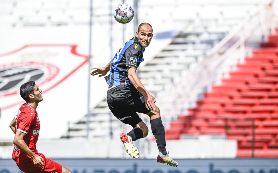Bas Dost namens Club Brugge in duel met Dinis Almeida van Royal Antwerp.