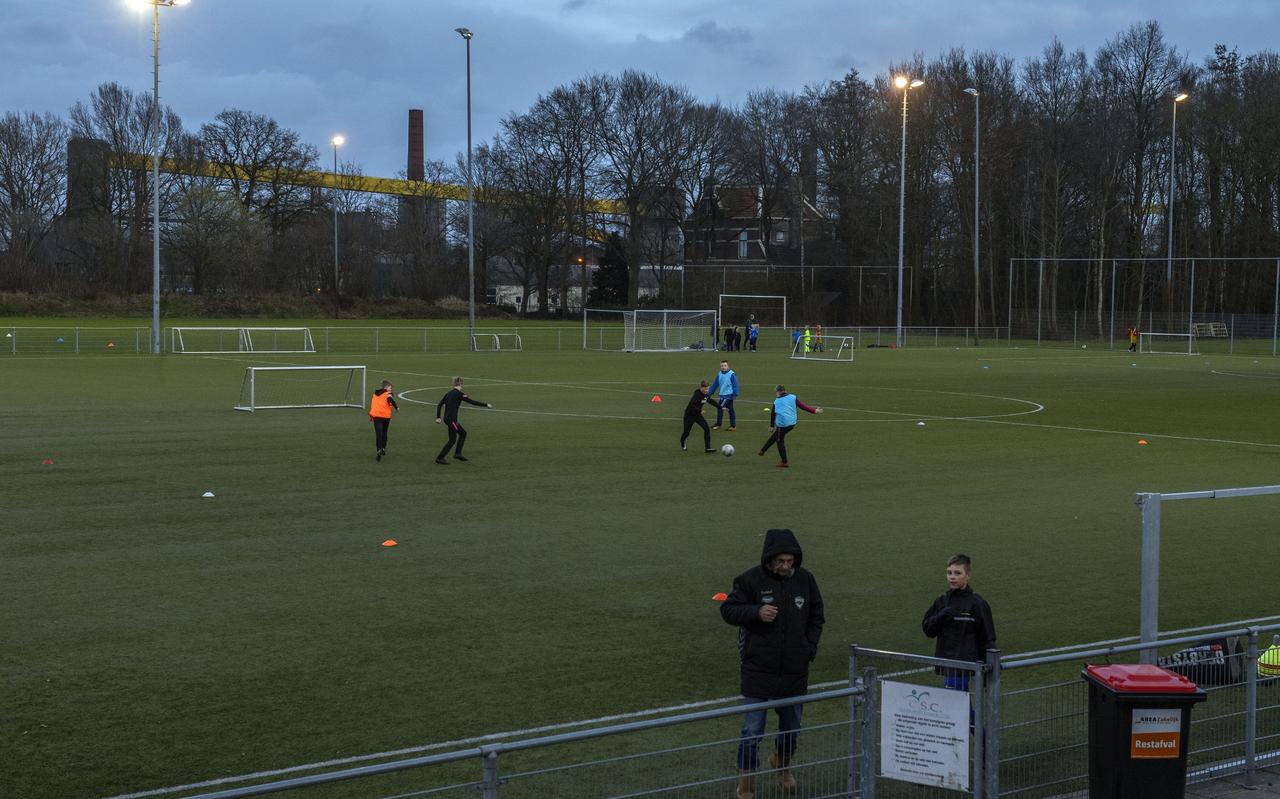 Bij FC Klazienaveen is men blij dat er weer volop getraind kan worden, ook al geldt dat nog niet voor voetballers van 27 jaar en ouder. Bij FC Klazienaveen is men blij dat er weer volop getraind kan worden, ook al geldt dat nog niet voor voetballers van 27 jaar en ouder.