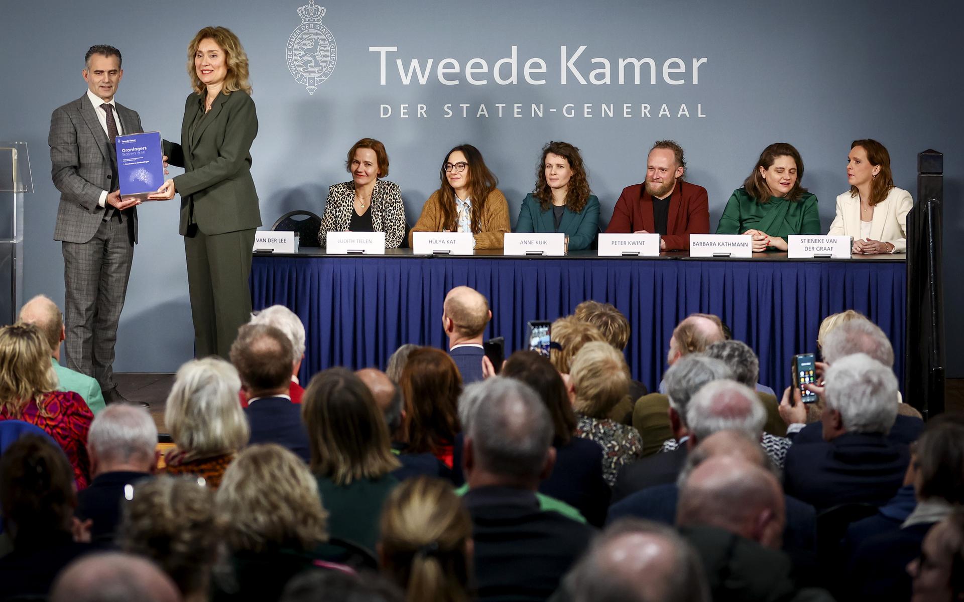 Kamervoorzitter Vera Bergkamp neemt  het eindrapport van de parlementaire enquetecommissie aardgaswinning in ontvangst. Links commissievoorzitter Tom van der Lee. 