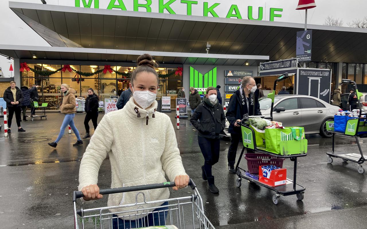 Joyce Steenbergen uit Emmen: ,,Als je in Duitsland boodschappen wilt doen, dan draag je het juiste masker. Zo moeilijk is het niet.''