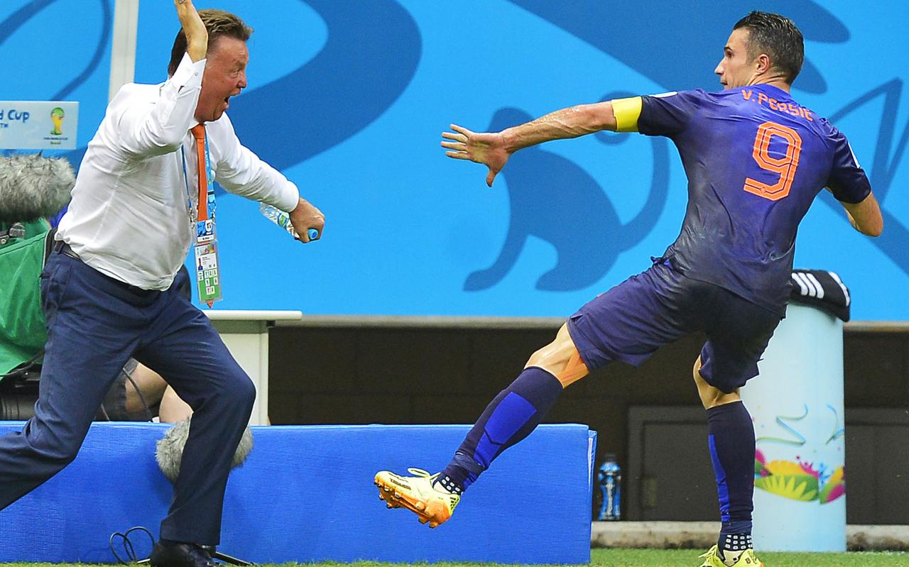 Robin van Persie juicht met bondscoach Louis van Gaal tijdens de wedstrijd Spanje-Nederland op het WK voetbal. Robin van Persie juicht met bondscoach Louis van Gaal tijdens de wedstrijd Spanje-Nederland op het WK voetbal.