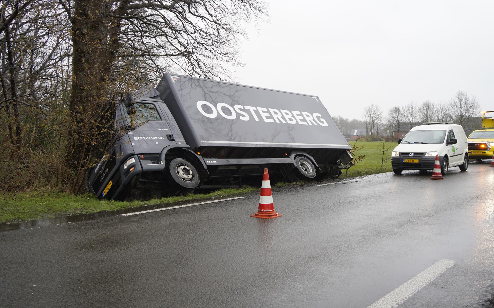 Op de N373 tussen Langelo en Roderesch is maandagmorgen rond 10.15 uur een vrachtwagen in een sloot beland.           