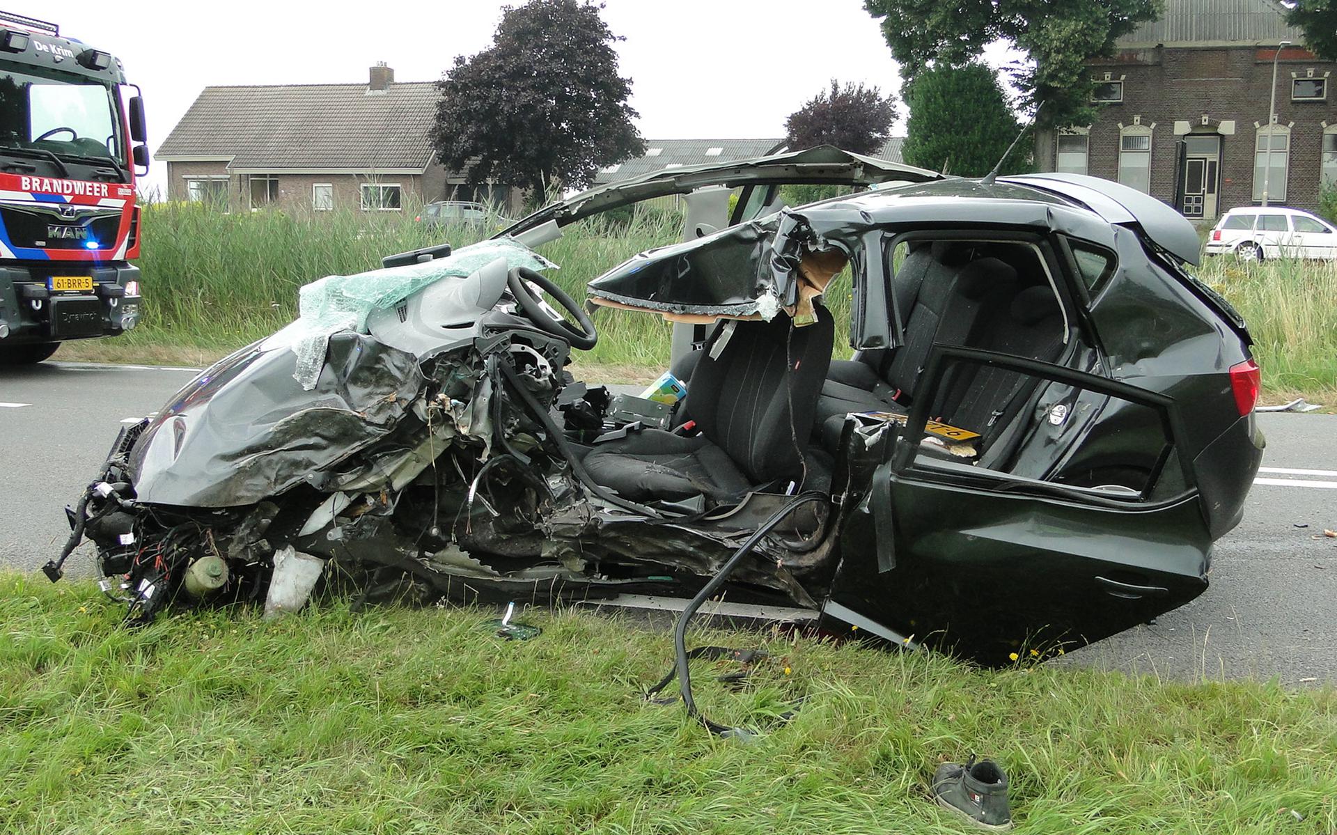 Ernstig Eenzijdig Ongeval Op De N377 Vlakbij Coevorden, Auto Raakt Boom ...