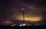 Windmolens langs de N33 bij Meeden met rode lichten in de avond. Een ander windpark dan Geefsweer, maar ook de lampen op deze windturbines worden als hinderlijk ervaren.