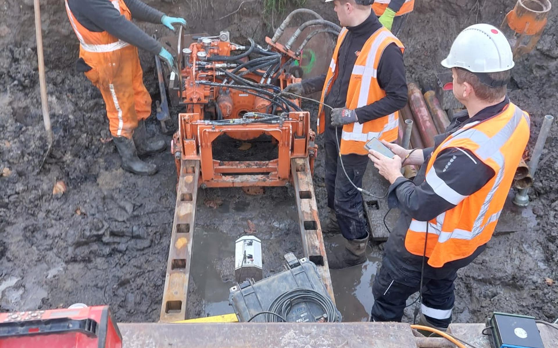 Glasvezel met speciale boring onder spoor Uithuizermeeden door. 'We hebben een belangrijke mijlpaal 