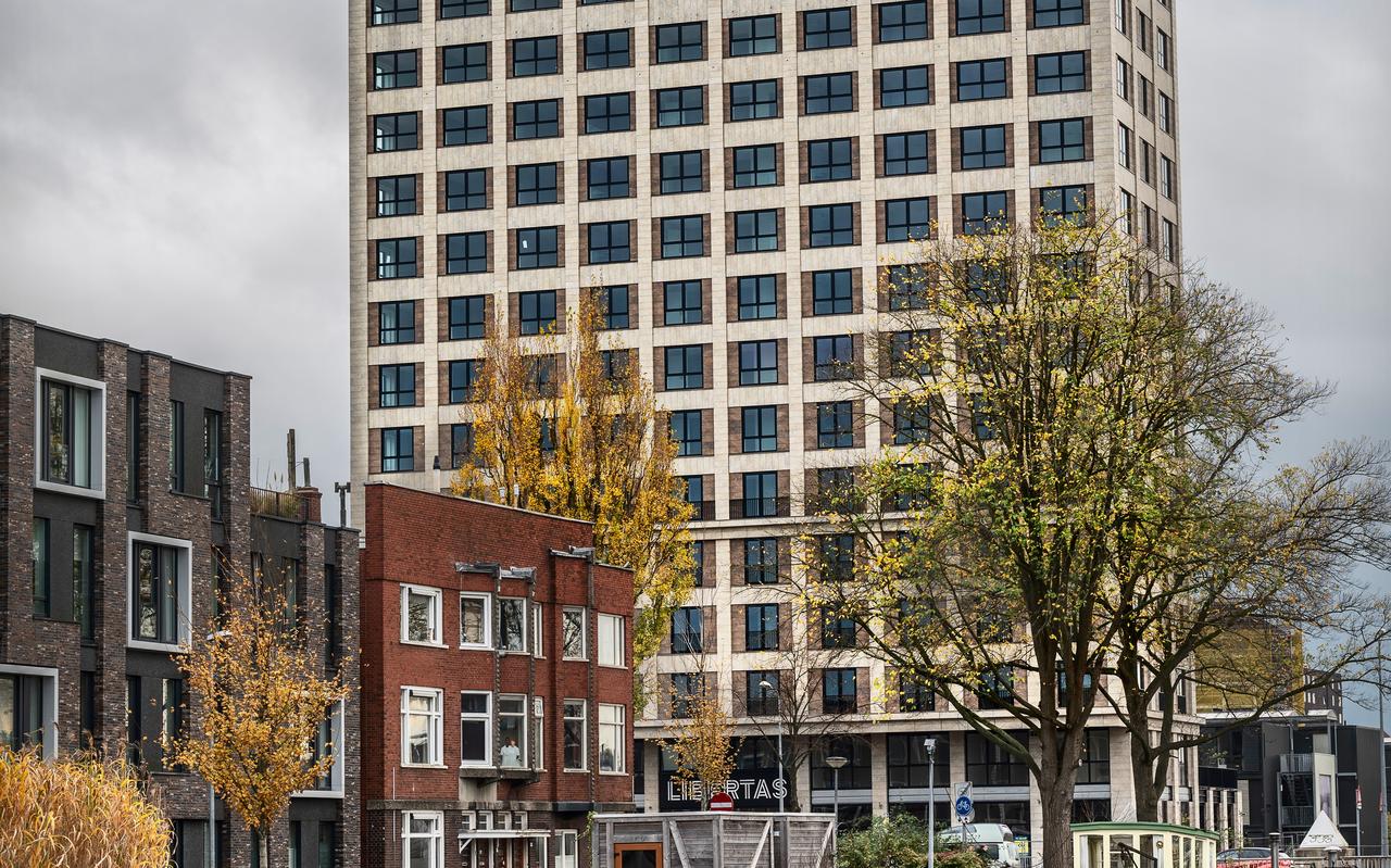 De 60 meter hoge toren Libertas naast de Kapteynbrug in Groningen biedt woonruimte aan 270 studenten. De 60 meter hoge toren Libertas naast de Kapteynbrug in Groningen biedt woonruimte aan 270 studenten.