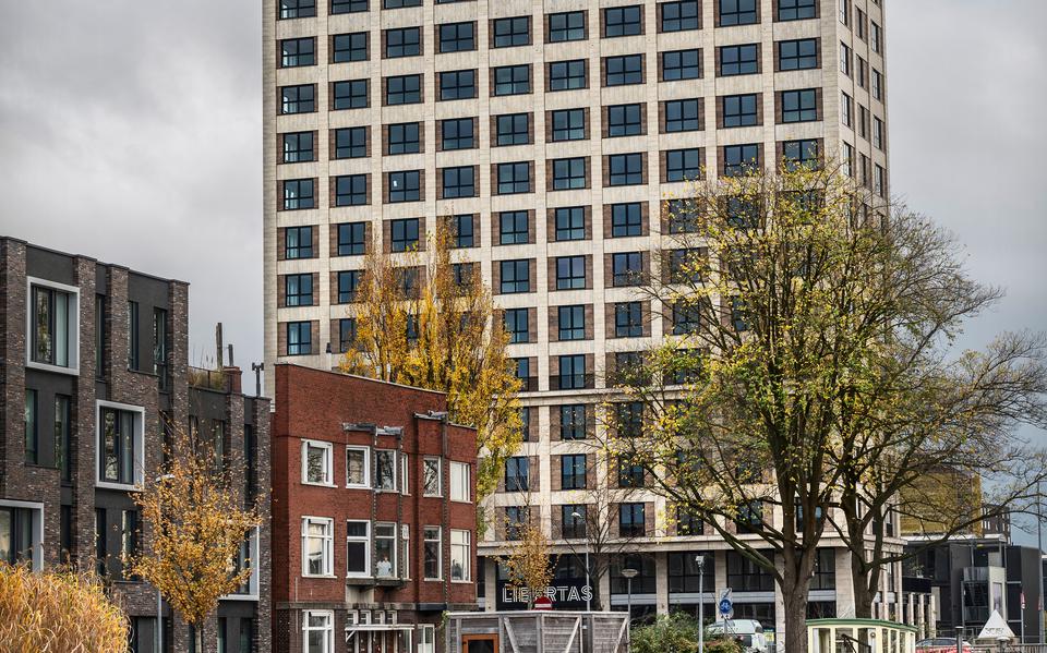 De 60 meter hoge toren Libertas naast de Kapteynbrug in Groningen biedt woonruimte aan 270 studenten.