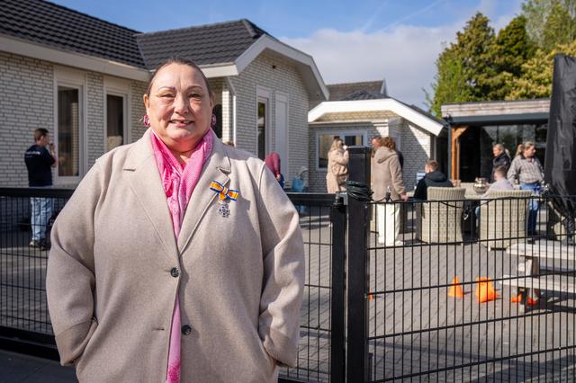 Annie Drogt (59) uit Coevorden draagt haar opgespelde lintje met trots. 'Ik stond te trillen’