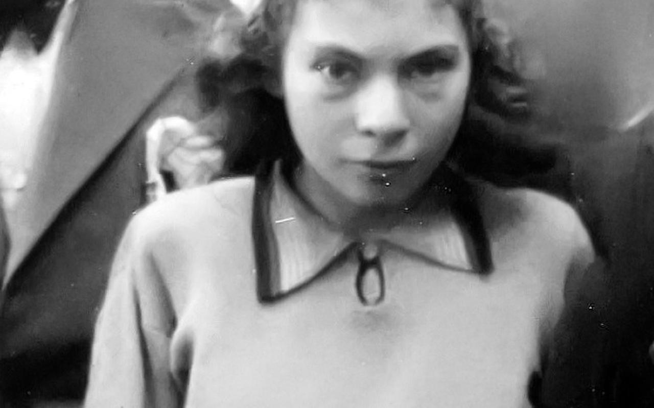 Diena Cohen op zestienjarige leeftijd. Zij werd vermoord in Auschwitz op 19 oktober 1942. Diena Cohen op zestienjarige leeftijd. Zij werd vermoord in Auschwitz op 19 oktober 1942.