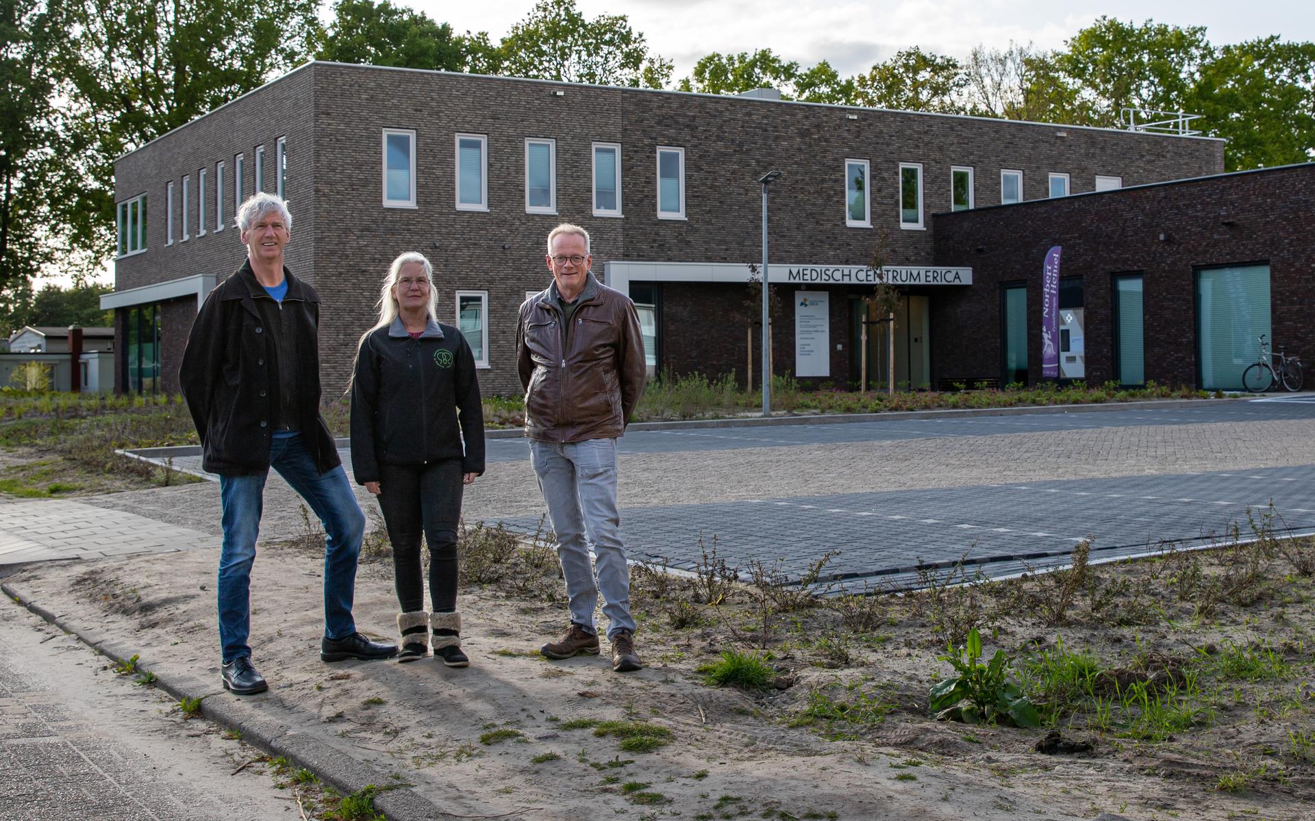 Aad Sijtsma (links), Aaltje Westerhof en Henk Berghuis bij het nieuwe Medisch Centrum Erica.