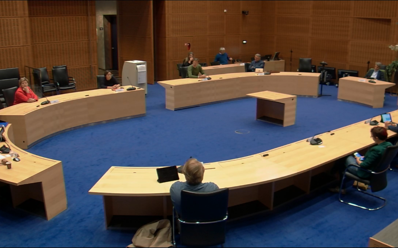De twaalf gemeenteraadsleden zaten op ruime afstand van elkaar. De twaalf gemeenteraadsleden zaten op ruime afstand van elkaar.