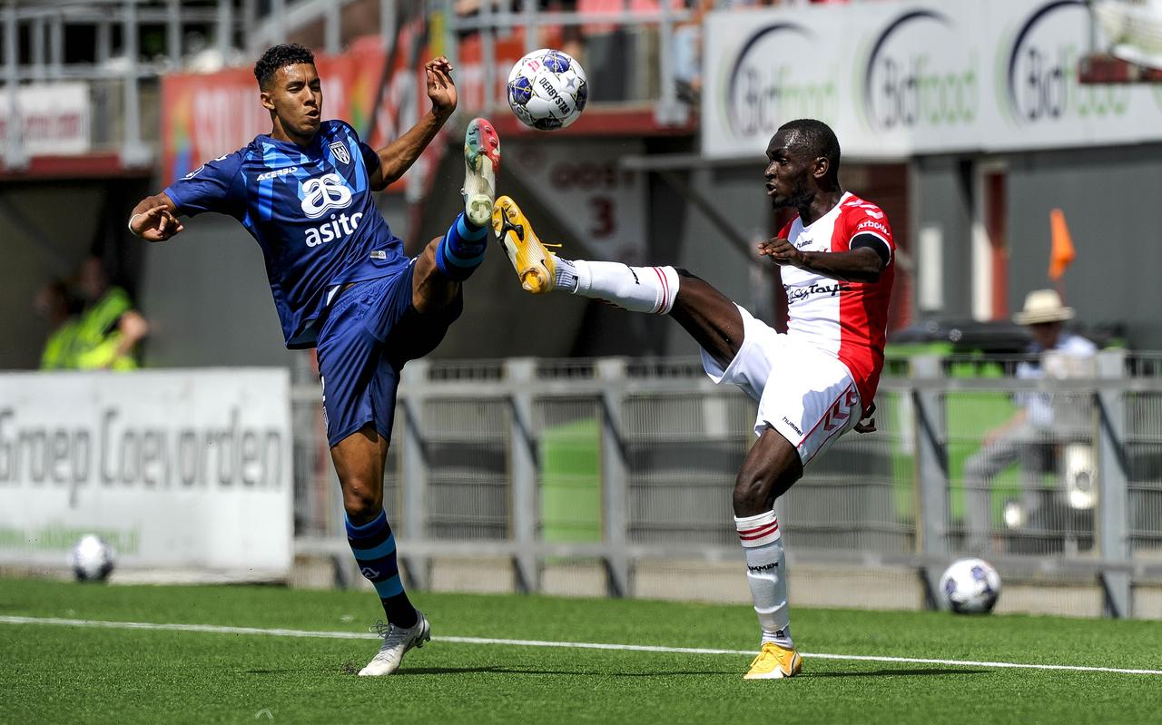 FC Emmen-speler Arnaud Luzayadio in duel met Heraclied Ruben Roosken. FC Emmen-speler Arnaud Luzayadio in duel met Heraclied Ruben Roosken.