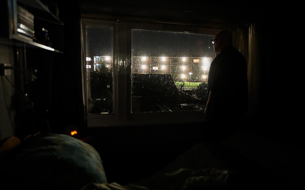 Zwinderman ergert zich aan de lampen van zijn achter buren, de flat de Zonnedauw. Ze zijn zo fel, dat Zwinderman er minder goed op slaapt. Bovendien vindt hij het overdreven veel licht.