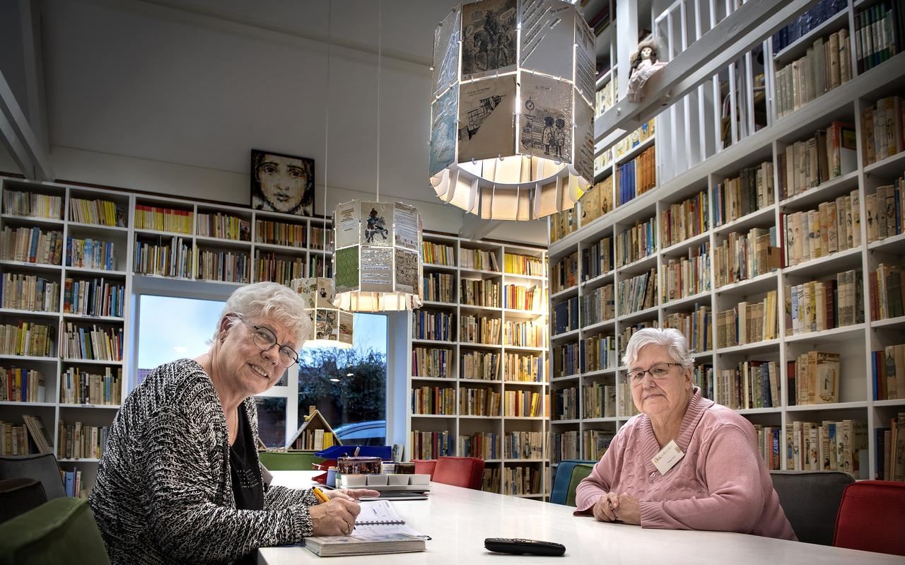 Kleny Bimolt (links) en Marga Visser aan de lange tafel in het KinderBoekenHuis. Kleny Bimolt (links) en Marga Visser aan de lange tafel in het KinderBoekenHuis.
