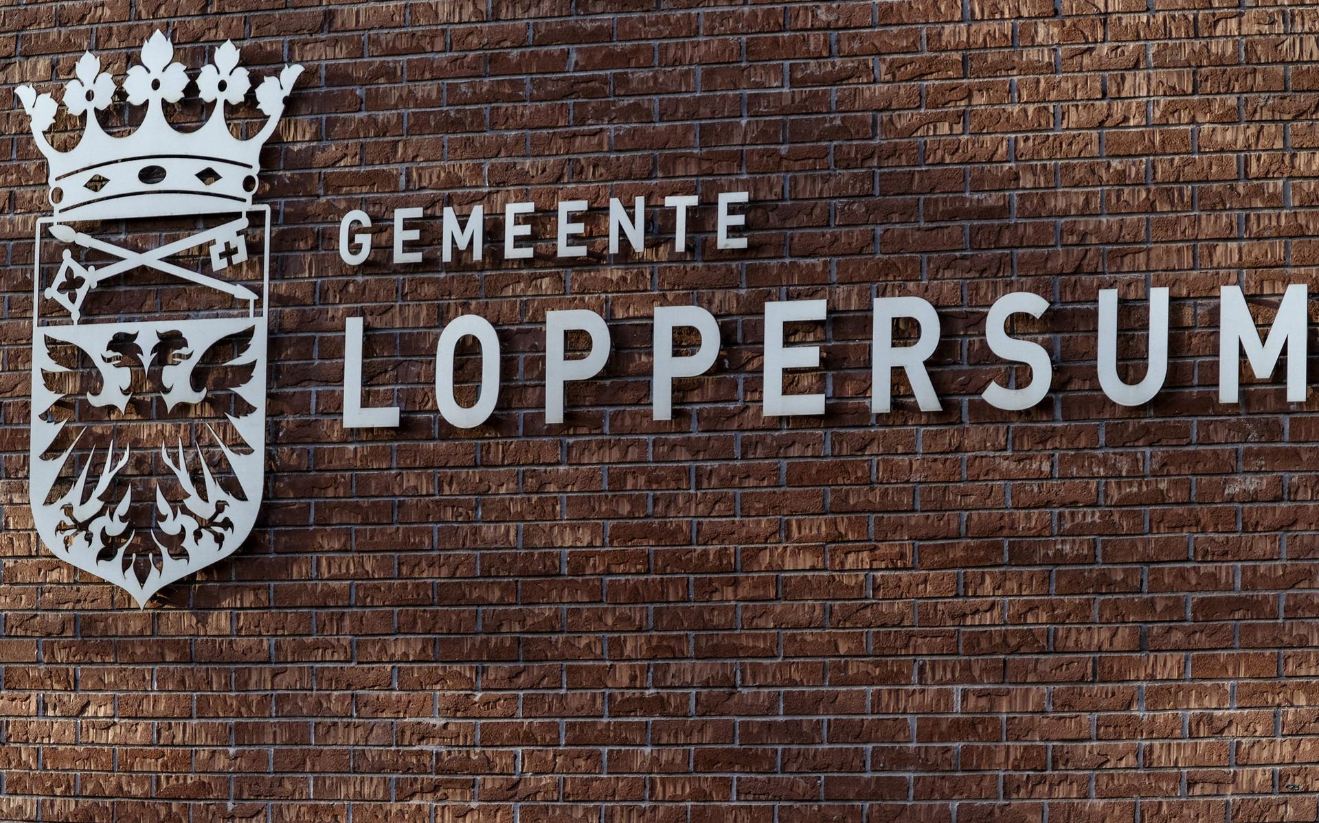 Loppersum 21 oktober 2017. Op de gevel van het gemeentehuis staat duidelijk: gemeente Loppersum.