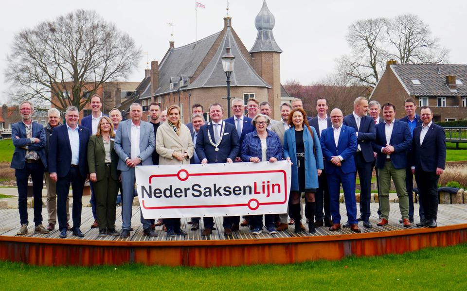Een groot aantal bestuurders uit de NederSaksenLijn Regio kwam naar Coevorden voor een ontmoeting met demissionair staatssecretaris Vivianne Heijnen van Infrastructuur en Waterstaat.