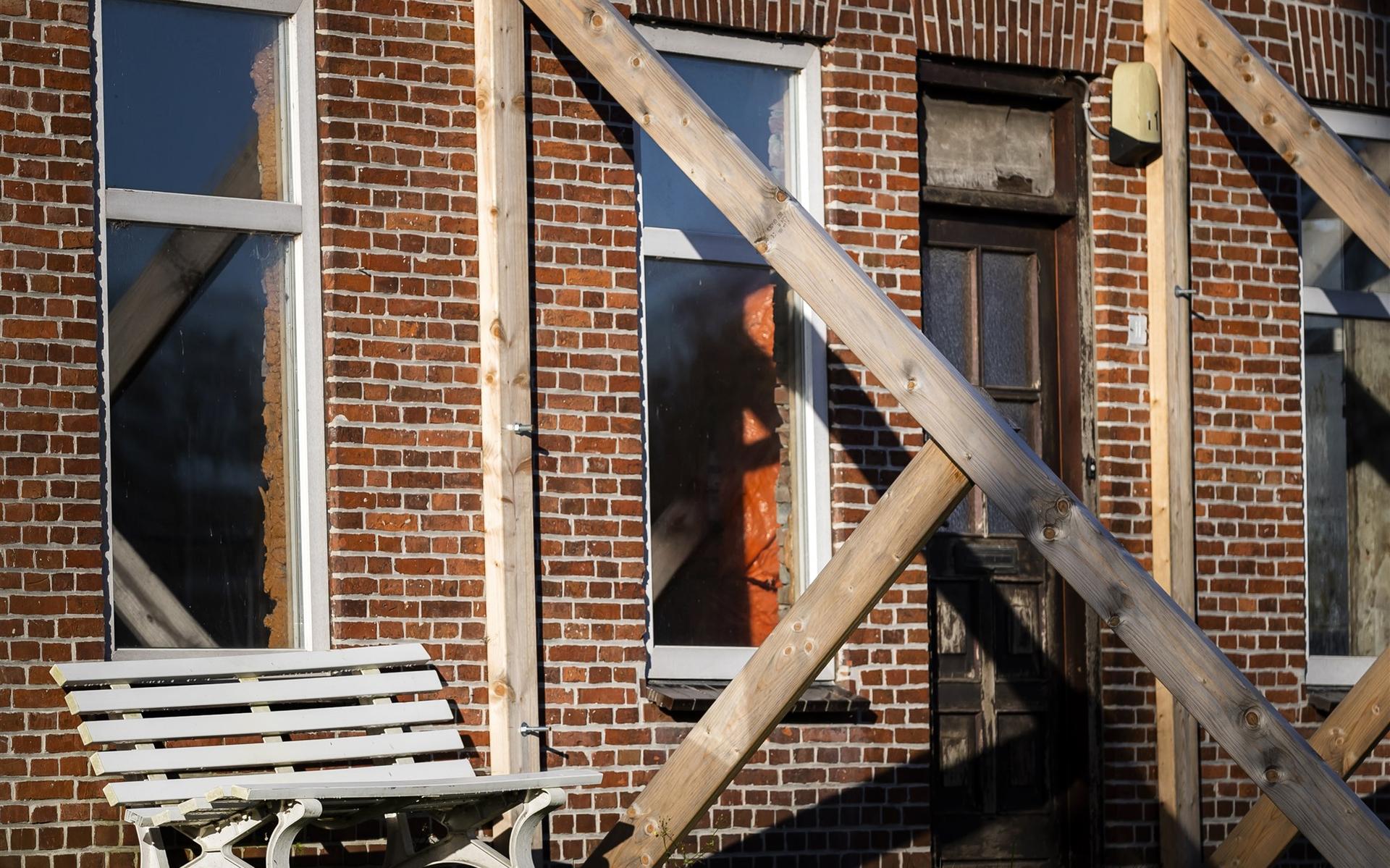 Bevingsschade aan een huis in Groningen.
