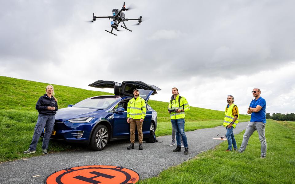 Drone piloot Thomas Berkepies (midden) bestuurt de drone bij de Pier van Oterdum. Helemaal rechts Jeroen Hanekamp en naast hem Camilo Gaviria van het software bedrijf Aerosophia.