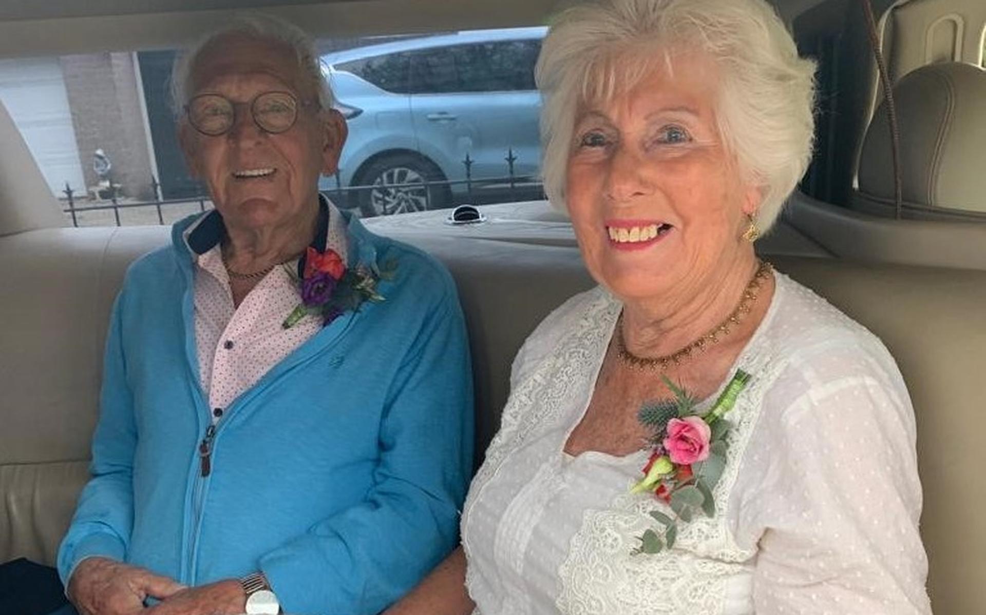 Agnes Snippe uit Smilde werd opgehaald door een limousine voor haar feest in Kasteel Montfoort.